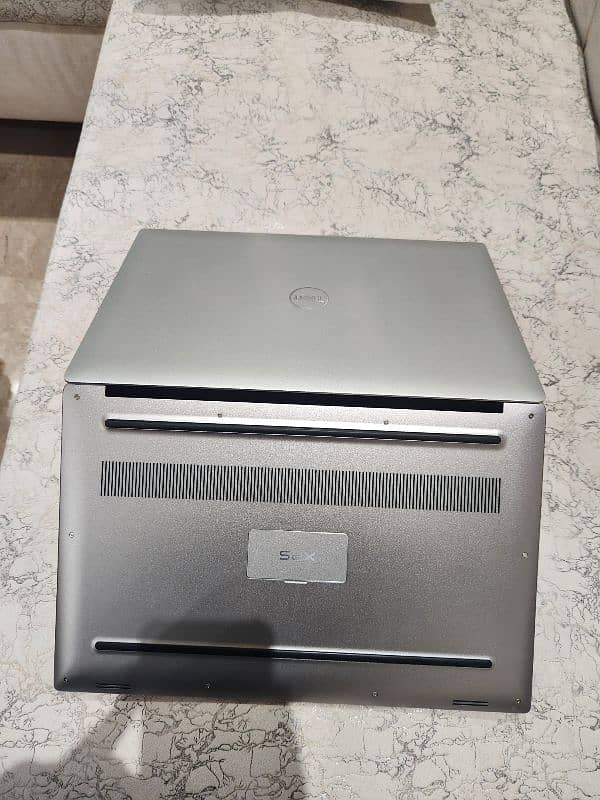 Dell XPS 7590 4