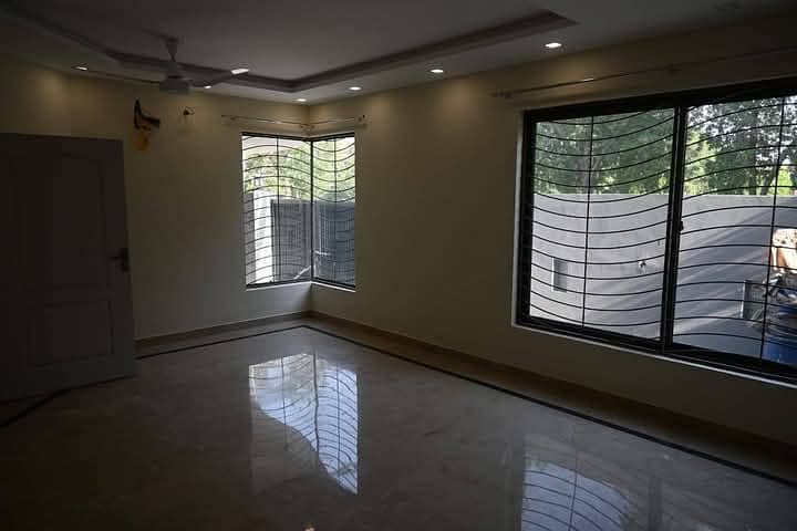 10 Marla New Facing Park House For Sale In Sector B Bahria Town Lahore 3