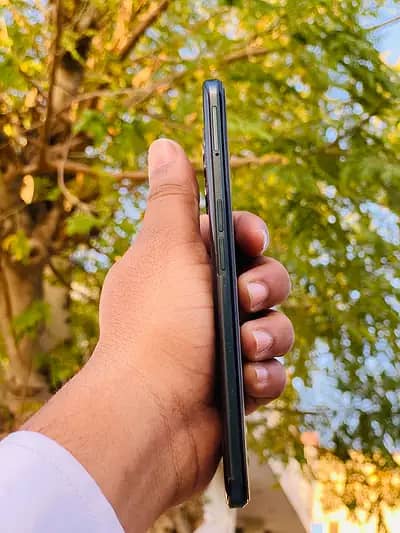 Realme 9 pro plus Ultra gaming and multitasking phone finger display 5