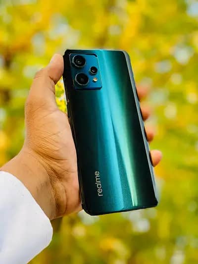 Realme 9 pro plus Ultra gaming and multitasking phone finger display 6