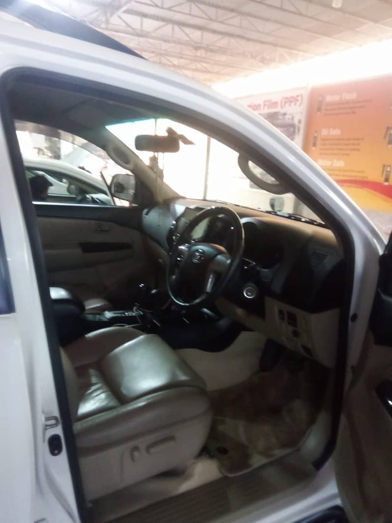 Toyota Fortuner 2.7 V 2016 Model 4