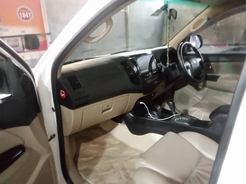 Toyota Fortuner 2.7 V 2016 Model 5