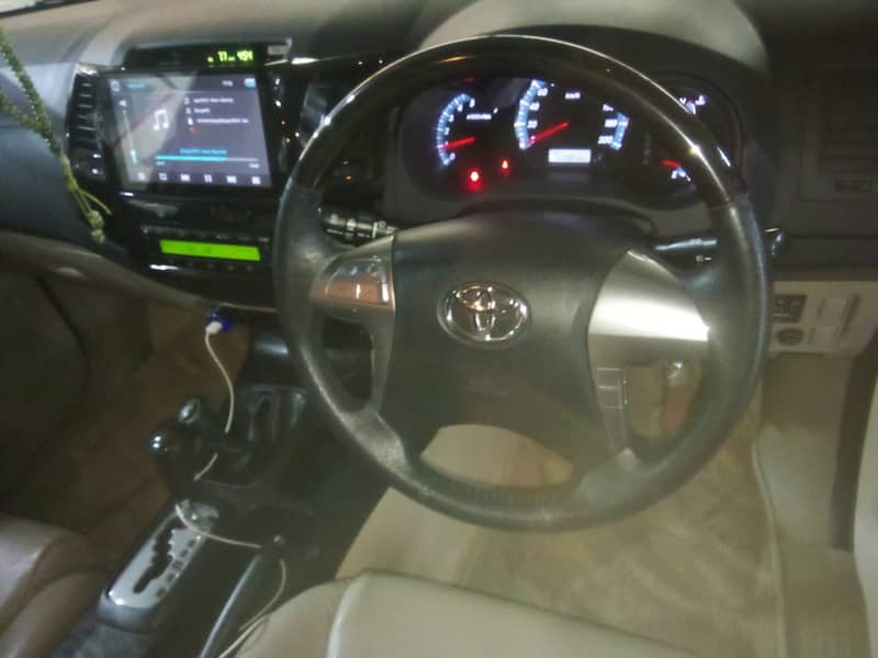 Toyota Fortuner 2.7 V 2016 Model 7