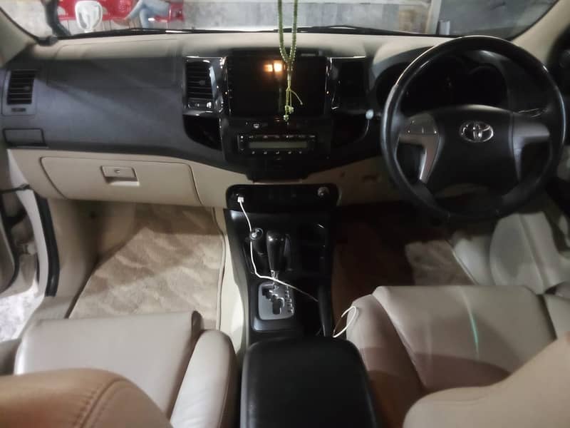 Toyota Fortuner 2.7 V 2016 Model 8