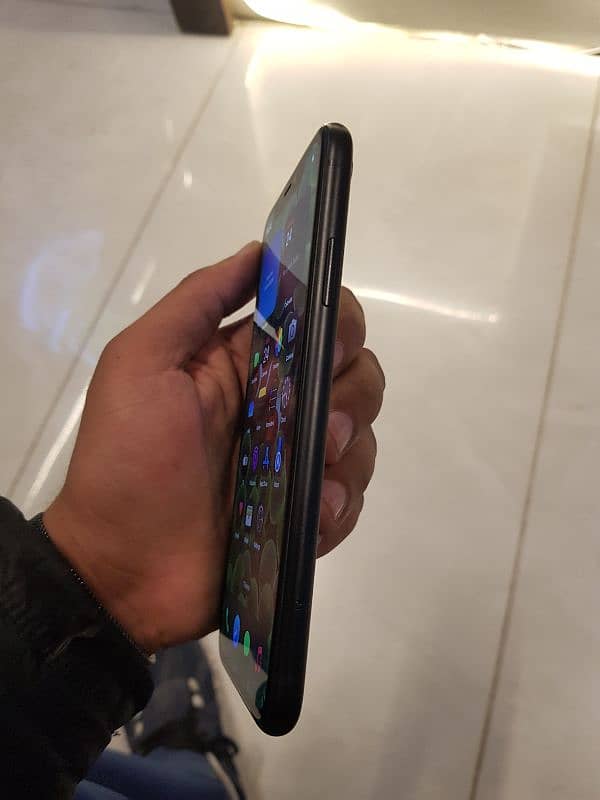 Iphone XR . 10/10 condition 3