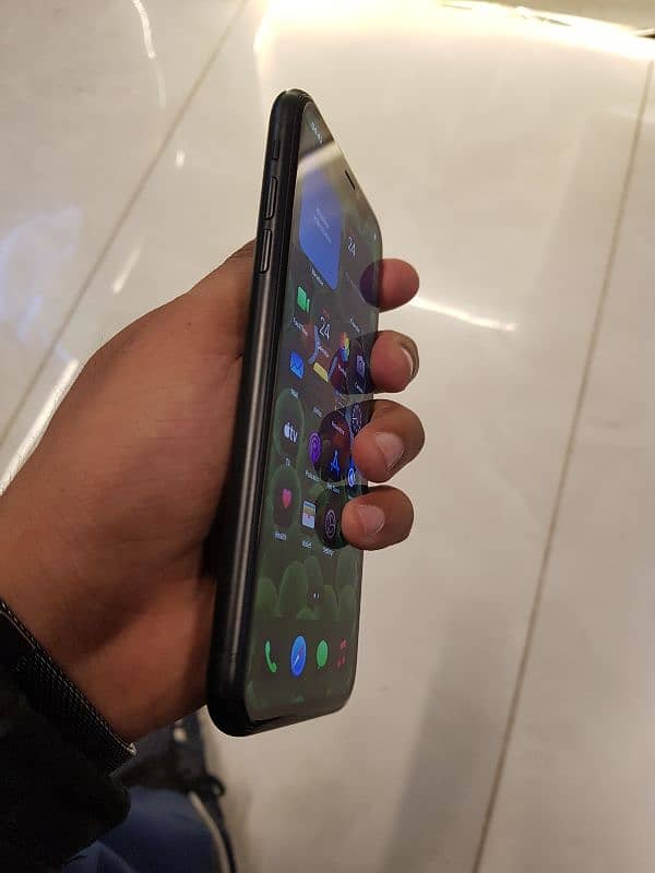 Iphone XR . 10/10 condition 4