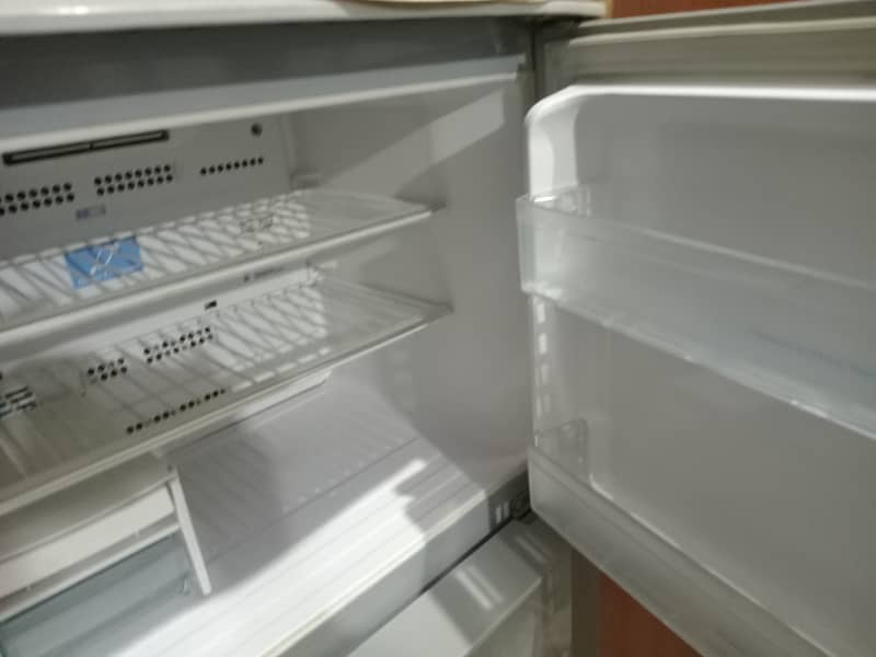 Hitachi referigerator, fridge and freezer, no frost 2