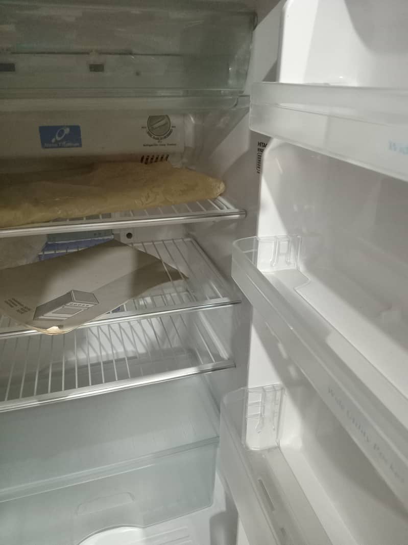 Hitachi referigerator, fridge and freezer, no frost 3