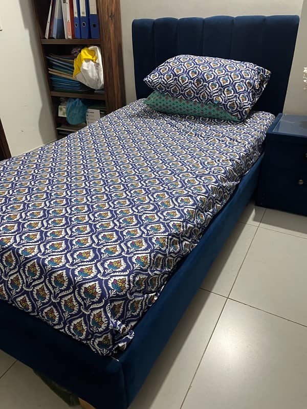 Single bed with side table and mattress 0