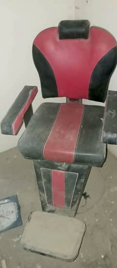 9000 selling parlour chair quality 10/10 only 8month used