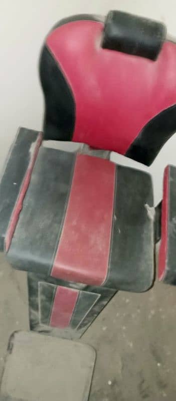 9000 selling parlour chair quality 10/10 only 8month used 2