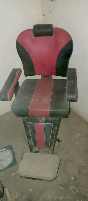 9000 selling parlour chair quality 10/10 only 8month used 3