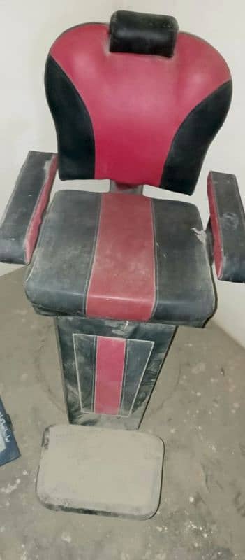 9000 selling parlour chair quality 10/10 only 8month used 4