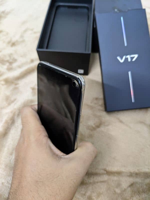 Vivo v17 3