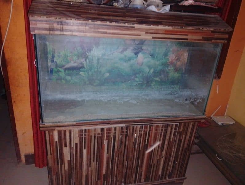 Selling my 4 fit Aquarium with drawer 0