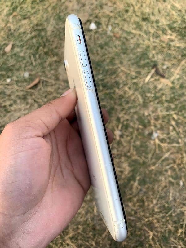 Free charging cable iphone XR 128gb white color 6