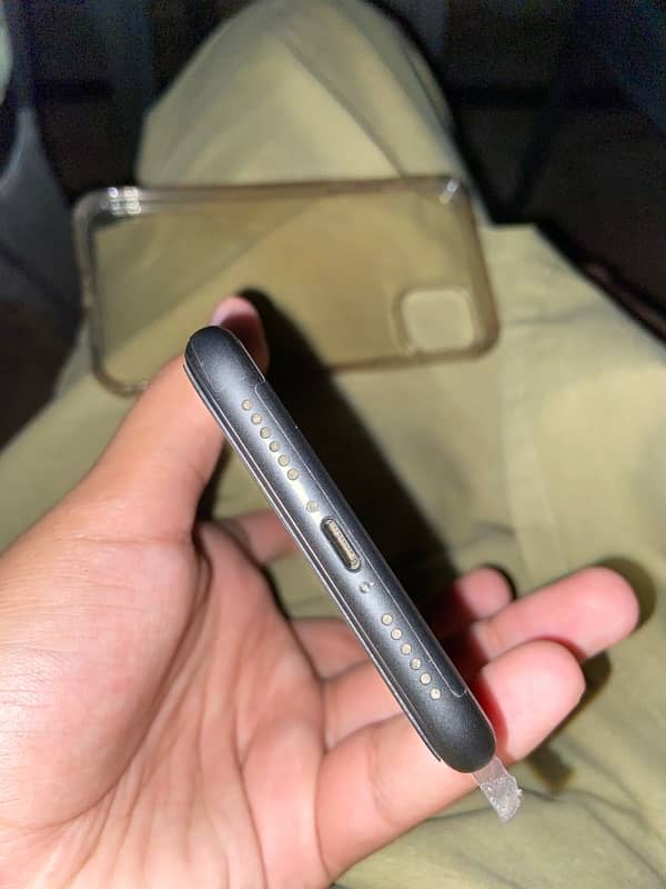 Iphone 11 10/10 condition 4