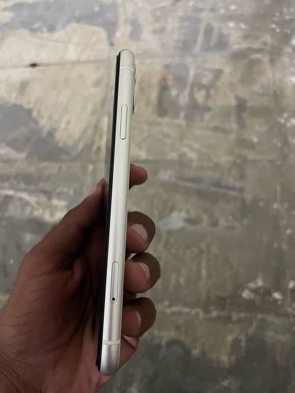 IPHONE 11 64 GB PTA APPROVED 2