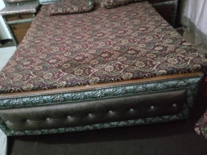 queen size bad 2 with out mattress side table darssing table . . 1