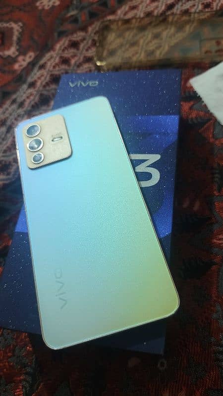 vivo v23 mobile 10/10 cindition hai demand 65000 hai final 60k 0