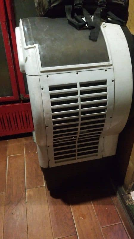 restaurant dine in table,ac,ac,fan, fridge,chair 8