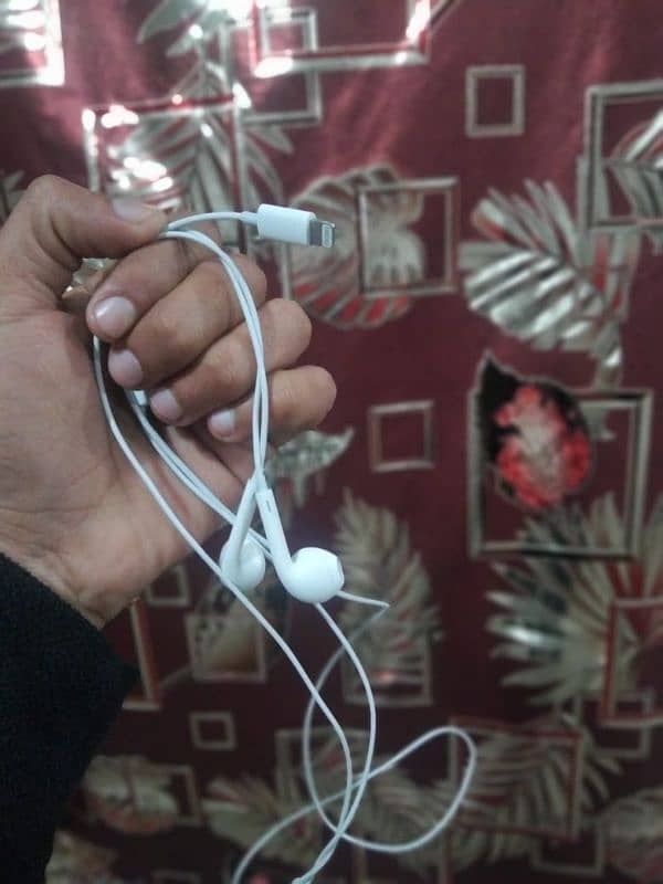 Iphone Charger + data cable + Handfree 3