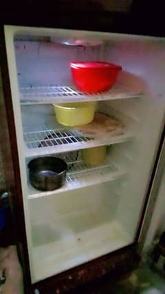 pel fridge bht achi chl rhi hai condition b good hai cooling b zabrdst