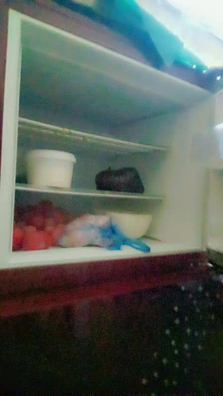 pel fridge bht achi chl rhi hai condition b good hai cooling b zabrdst 1