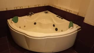 Corner Jacuzzi 5ft x 5ft Fully working for sale