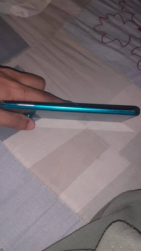 Sharp Aquos R3 non. pta 4