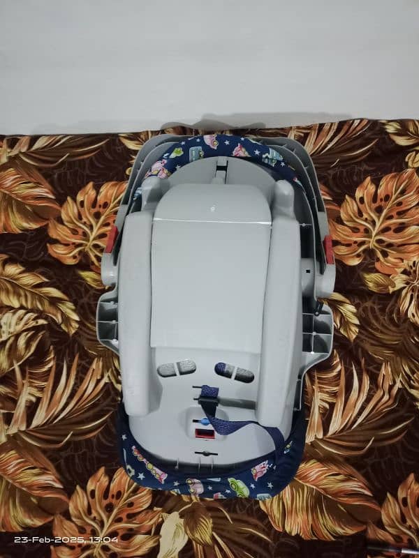 Baby Carry Cot in almost new condition 2