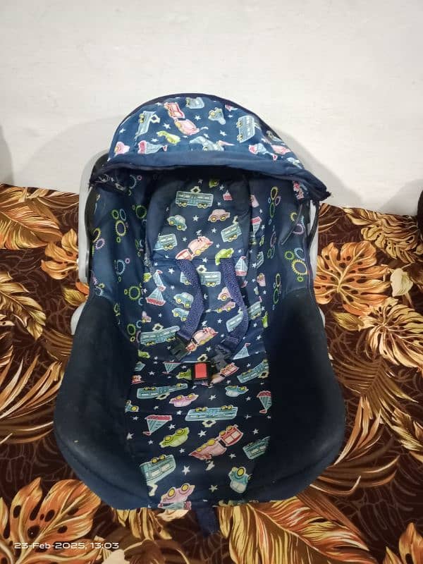 Baby Carry Cot in almost new condition 5