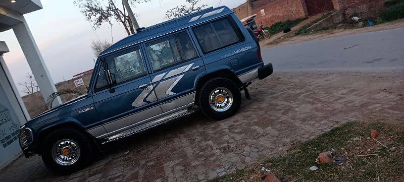 Mitsubishi Pajero 1990 3