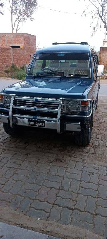 Mitsubishi Pajero 1990 4