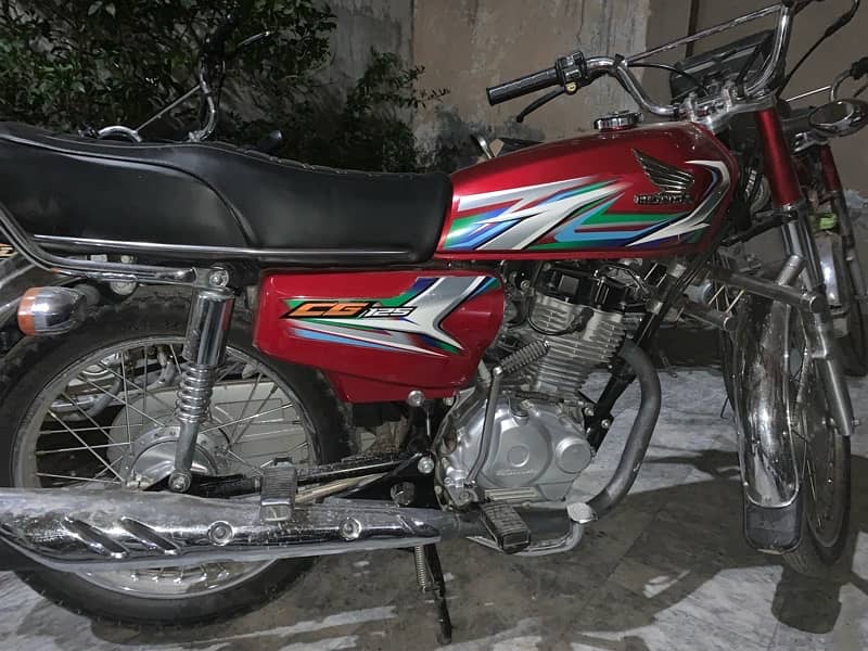 I am selling Honda 125 almost new condition  used in just home 0