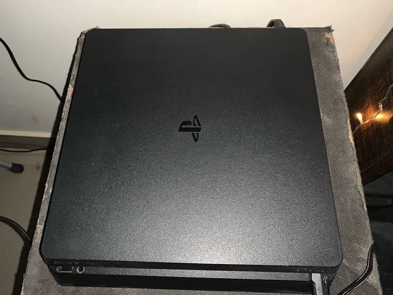 PS4 slim 1