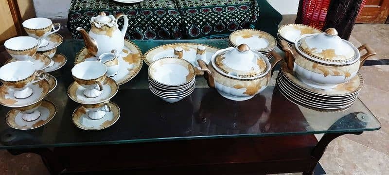 Golden dinner set new condition contact no:03335404494 0