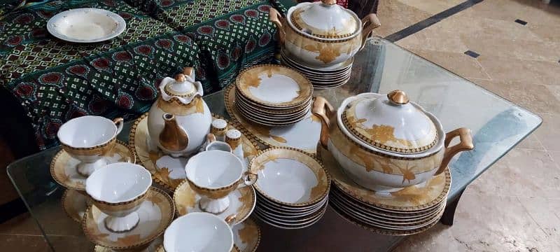 Golden dinner set new condition contact no:03335404494 1