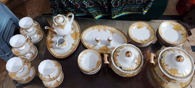 Golden dinner set new condition contact no:03335404494 2