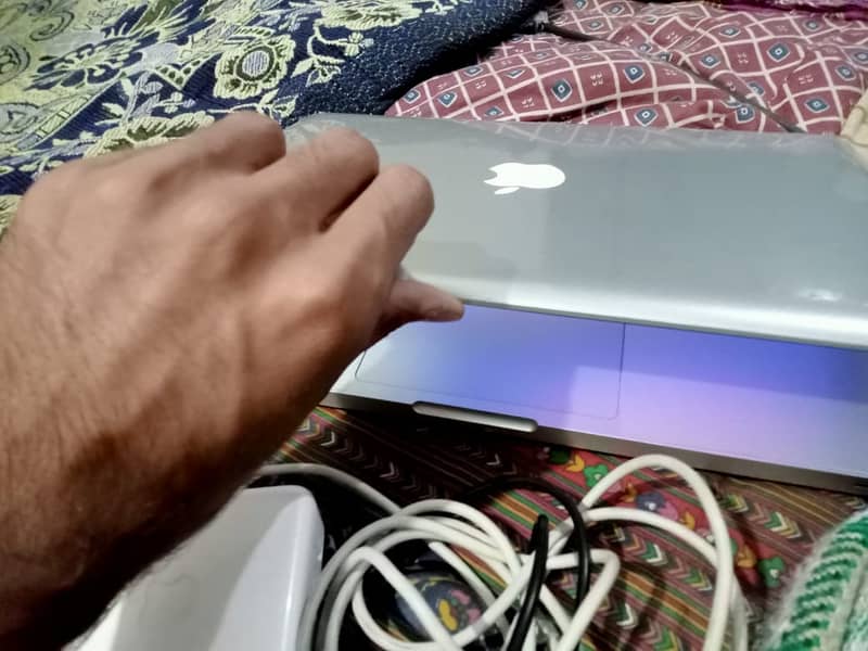 2012 MACBOOK PRO ONE HAND USE IN VERY GOOD CONDITION 0305/6625513 3