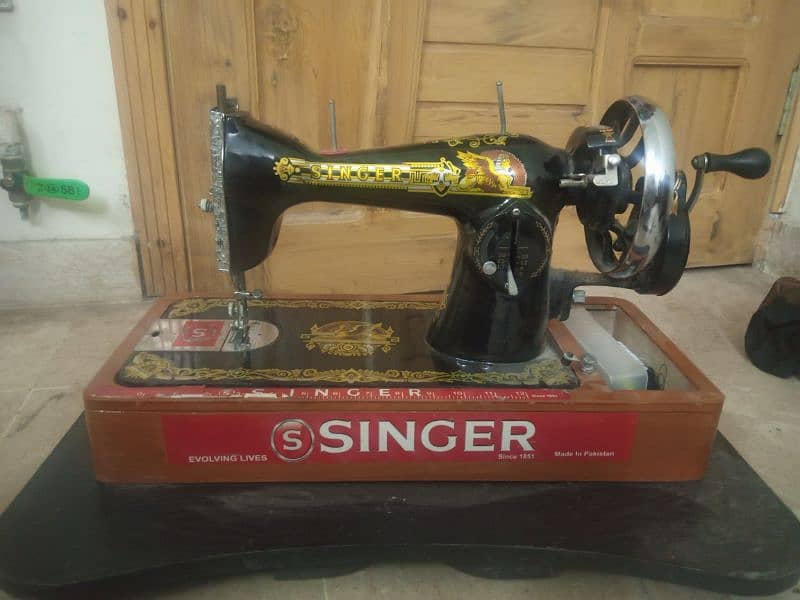 SINGER SEWING MACHINE, LUSH PUSH FULL NEW CONDITION 10/10 1