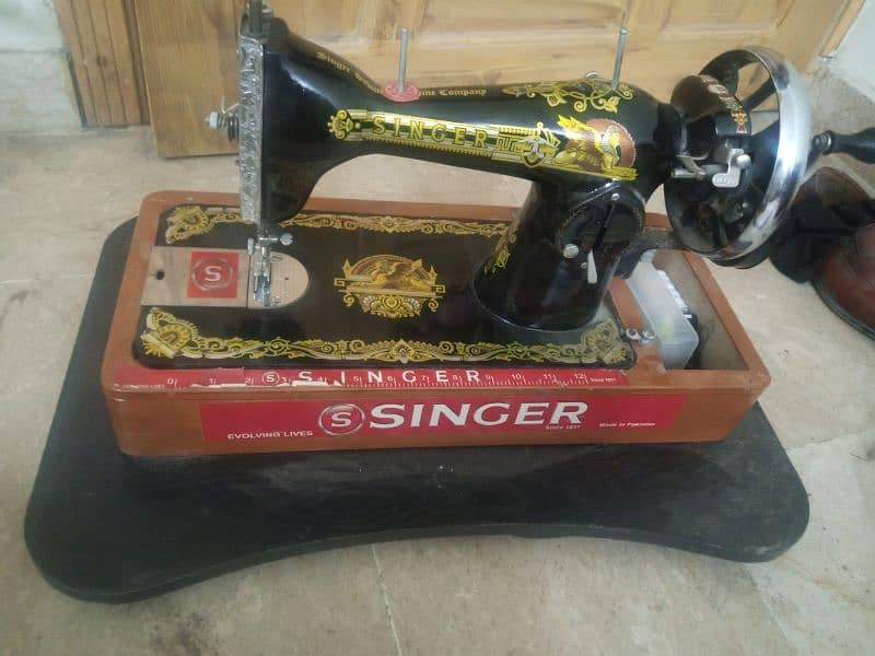 SINGER SEWING MACHINE, LUSH PUSH FULL NEW CONDITION 10/10 2