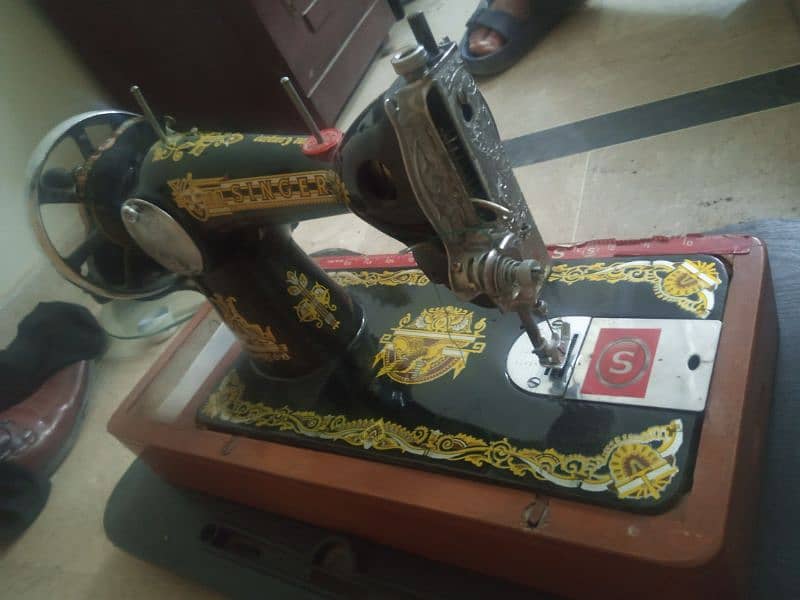 SINGER SEWING MACHINE, LUSH PUSH FULL NEW CONDITION 10/10 4