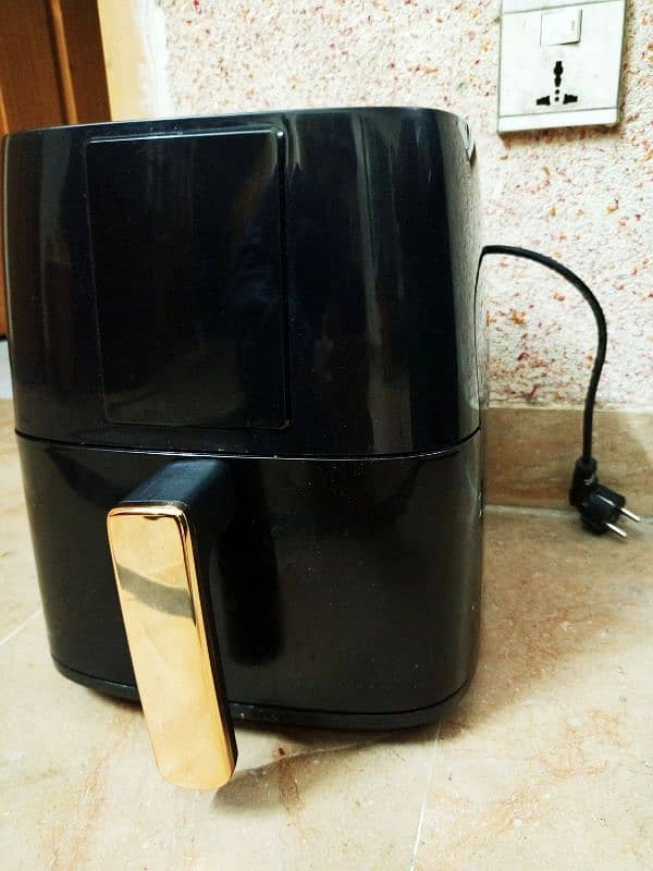 Air fryer with digital screen on top 1