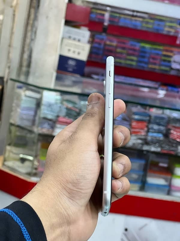 Urgent sale Iphone se 2020 64gb Factory unlock 5