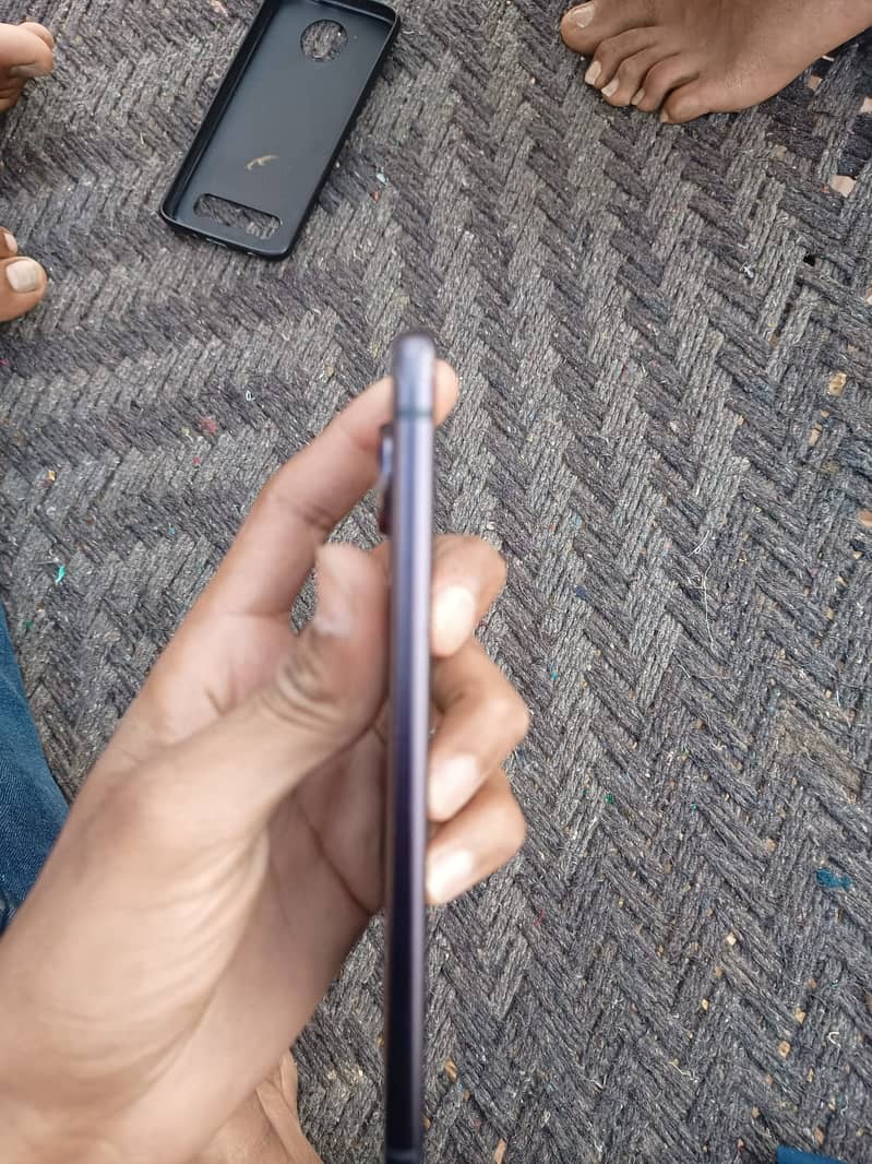 Moto z4 ,4/128, pta approved 10/9 condition urgent sale 1