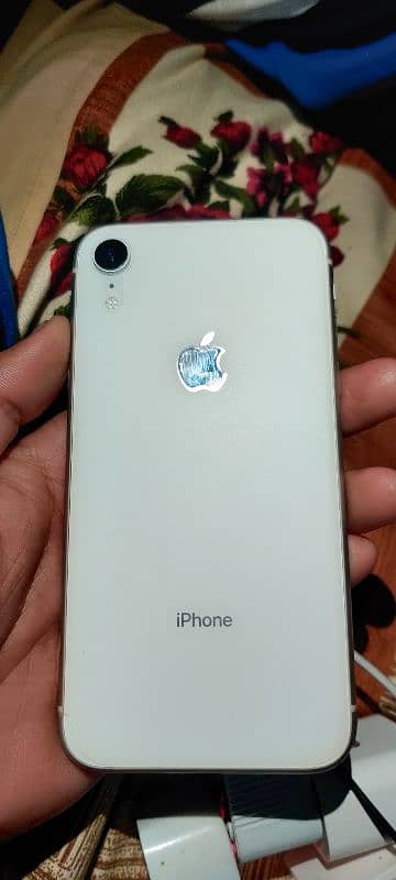 I phone XR white color 10 by 10 with charger 1