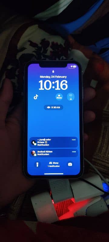 I phone XR white color 10 by 10 with charger 3