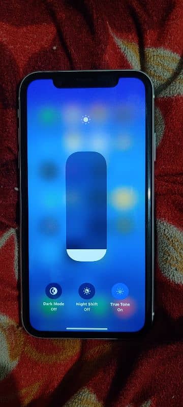 I phone XR white color 10 by 10 with charger 4