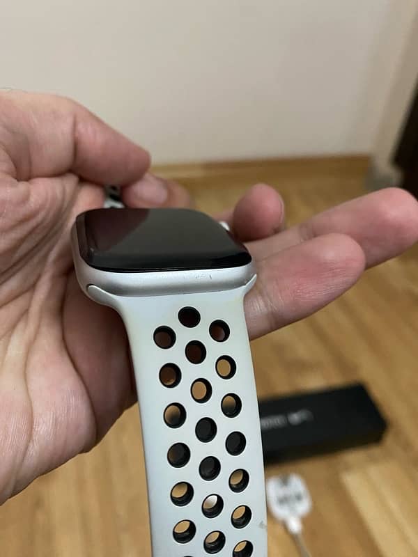 Apple Watch Series 4 44 mm Nike Edition 5